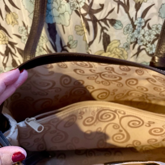 Beautiful Brighton brown croc print shoulder bag w/ silver cross hardware. - Picture 8 of 9